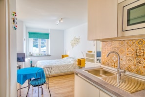 Planxa i posts de planxar, wifi gratuïta i roba de llit