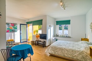 Tabla de planchar con plancha, wifi gratis y ropa de cama 