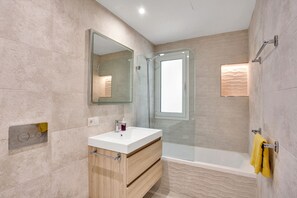 Douche, séchoir à cheveux, serviettes fournies