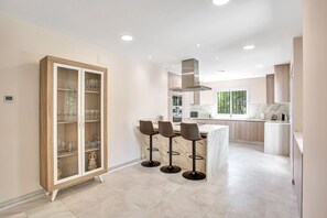 Een koelkast, een microgolfoven, een oven, een vaatwasser