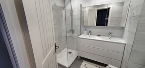 Douche, sèche-cheveux, serviettes fournies
