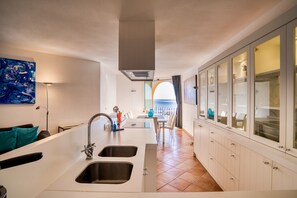 Kylskåp, mikrovågsugn, ugn och diskmaskin