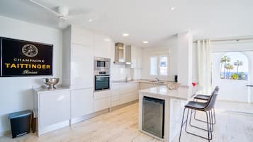 Réfrigérateur, micro-ondes, four, lave-vaisselle