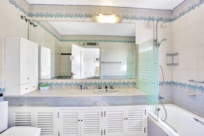 Bañera, secador de pelo, toallas