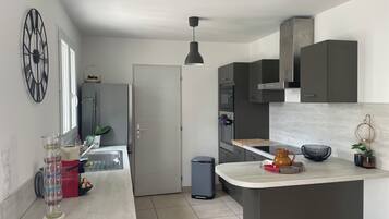 Réfrigérateur, micro-ondes, four, plaque de cuisson