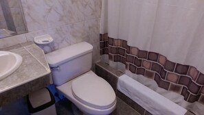 Standard Triple Room, 3 Single Beds | Bathroom | Shower, towels - Hotel Cajamarca (Cajamarca)
