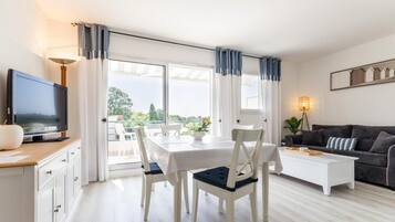 Télévision, table de tennis de table, livres