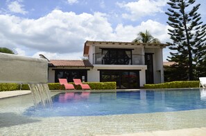 حمّام سباحة خارجي