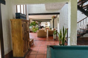 المنشأة من الداخل