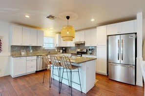 Réfrigérateur, four à micro-ondes, un four, surface de cuisson