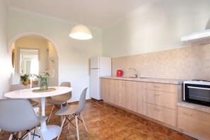 Departamento, 1 habitación | Cocina privada | Refrigerador con congelador, parrilla de estufa y cafetera y tetera 