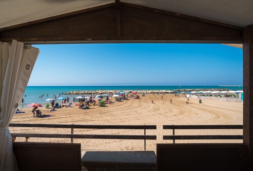 Talete, apartment in the centre of Marina di Ragusa and 40 mt from the beach