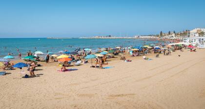 Talete, apartment in the centre of Marina di Ragusa and 40 mt from the beach