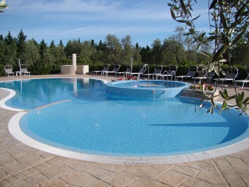 Three-room apartment 4 beds on the ground floor with private garden of about 150 square meters with barbecue and sun loungers.
