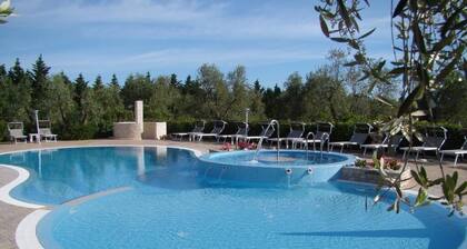 Three-room apartment 4 beds on the ground floor with private garden of about 150 square meters with barbecue and sun loungers.