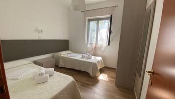 2 Schlafzimmer, BĂŒgeleisen/BĂŒgelbrett, kostenloses WLAN, BettwĂ€sche