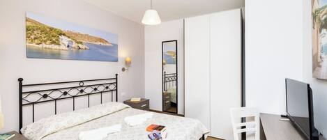 2 bedrooms, iron/ironing board, free WiFi