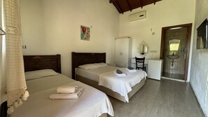 Habitación con 1 cama matrimonial o 2 individuales | Artículos del minibar gratis y escritorio 