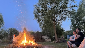 A campfire with a table and drinks in a grassy outdoor setting. - Island of Rügen by the lake, only 10 minutes from the Baltic seaside resort of Binz (Zirkow)