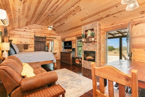 Starry Night | Romantic Hill Country Cabin, Hot Tub, Full Kitchen, Pet Friendly w/ fee
