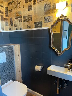 Bathtub, towels