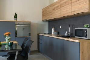 Kühlschrank, Mikrowelle, Ofen, Herdplatte