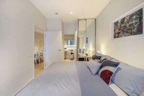 3 habitaciones, tabla de planchar con plancha, wifi y ropa de cama 