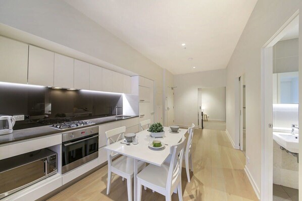 Fridge, microwave, oven, stovetop - Spacious 3BR Apt for 8 Near Queen Victoria Market (Melbourne)