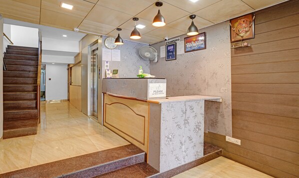 Reception - Itsy Hotels Aakash,100 Mts From Sardar Patel Stadium (Ahmedabad)