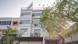 A multi-story building with a sign for HOTEL AAKASH. - Itsy Hotels Aakash,100 Mts From Sardar Patel Stadium (Ahmedabad)
