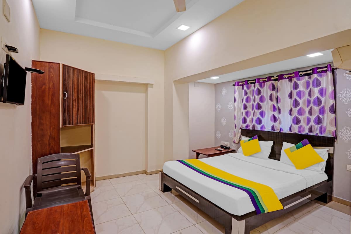Deluxe Room | Desk, iron/ironing board