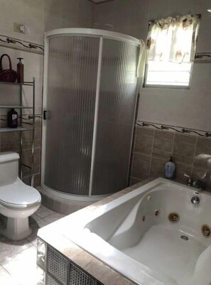 Combined shower/bathtub, hair dryer, towels, soap - My Sweet Home (Isabela)