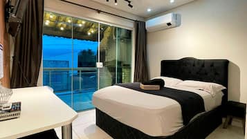 Suite | Muebles diferentes, escritorio y espacio para trabajar con laptop