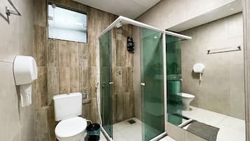 Suite | Bathroom | Shower, toilet paper
