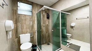 Suite | Bathroom | Shower, toilet paper - The Férias - Suítes Luxo (Cabo Frio)