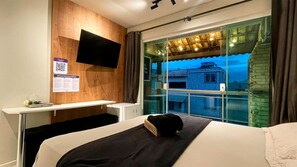 Individually furnished, desk, laptop workspace, iron/ironing board - The Férias - Suítes Luxo (Cabo Frio)