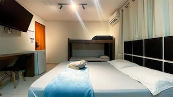 Muebles diferentes, escritorio y espacio para trabajar con laptop