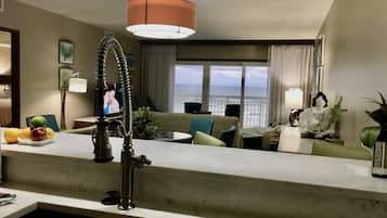 Departamento de lujo, 3 habitaciones, vista al océano | Cocina privada | Refrigerador con congelador, microondas, horno y parrilla de estufa