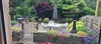Beautiful 2-bed Cottage in Hurst Green