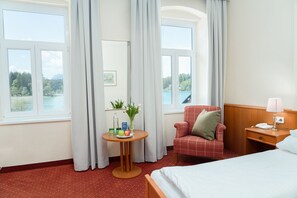 Amenidades de baño gratuitas, secadora de cabello, batas, pantuflas