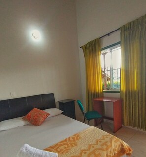 Quarto casal standard, 1 quarto, suíte | Individualmente decorados, escrivaninha
