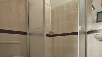 Habitación estándar doble, 1 habitación, baño privado | Baño | Toallas, jabón y papel higiénico