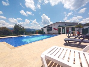 Una piscina al aire libre