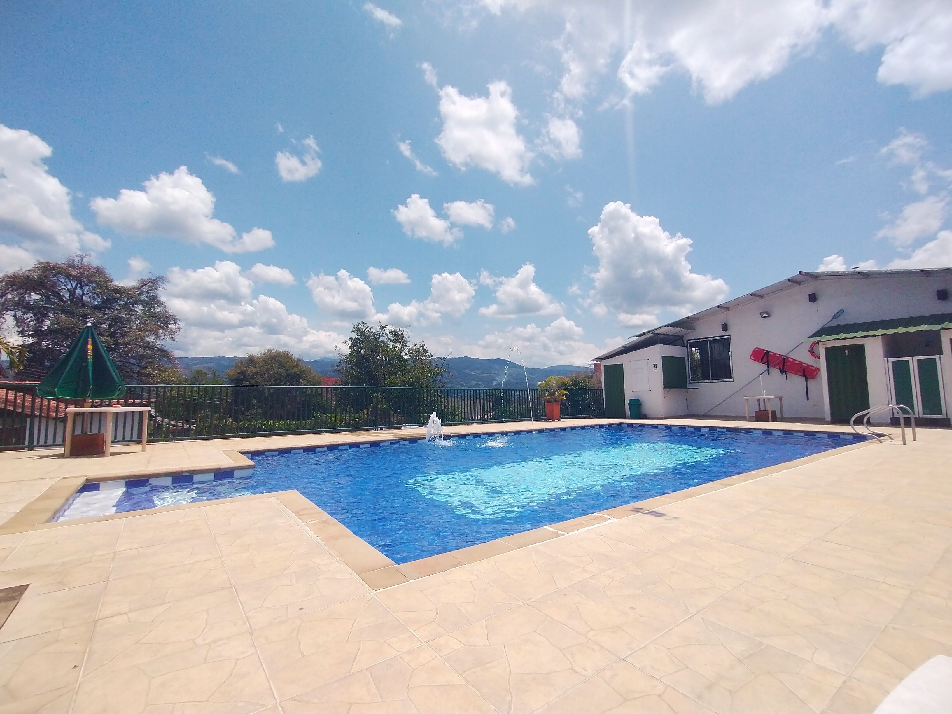 Una piscina con vista sulle montagne sullo sfondo.