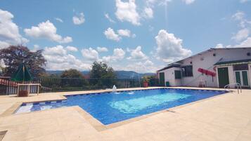 Una piscina con vista sulle montagne sullo sfondo.