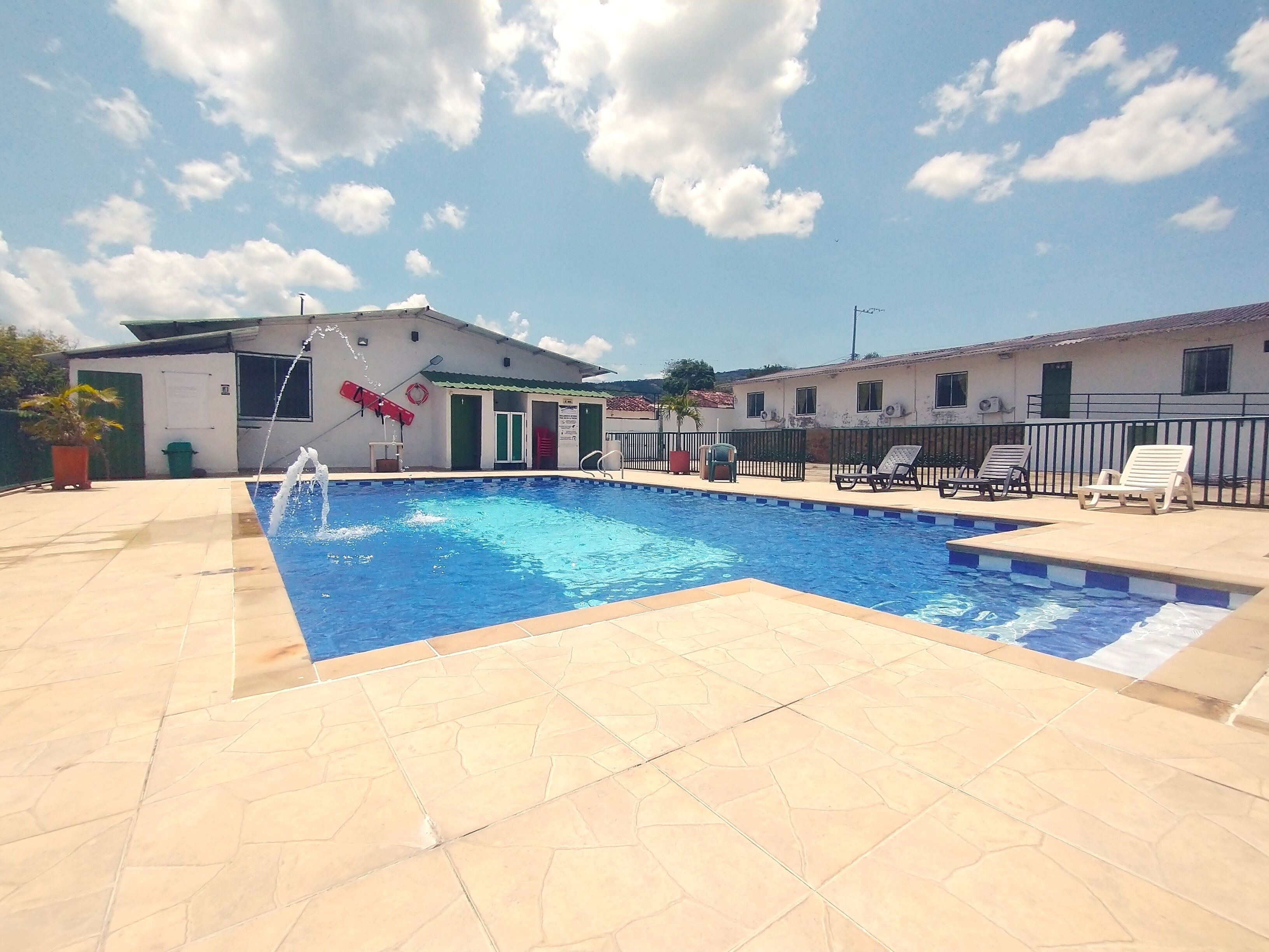 Una piscina al aire libre