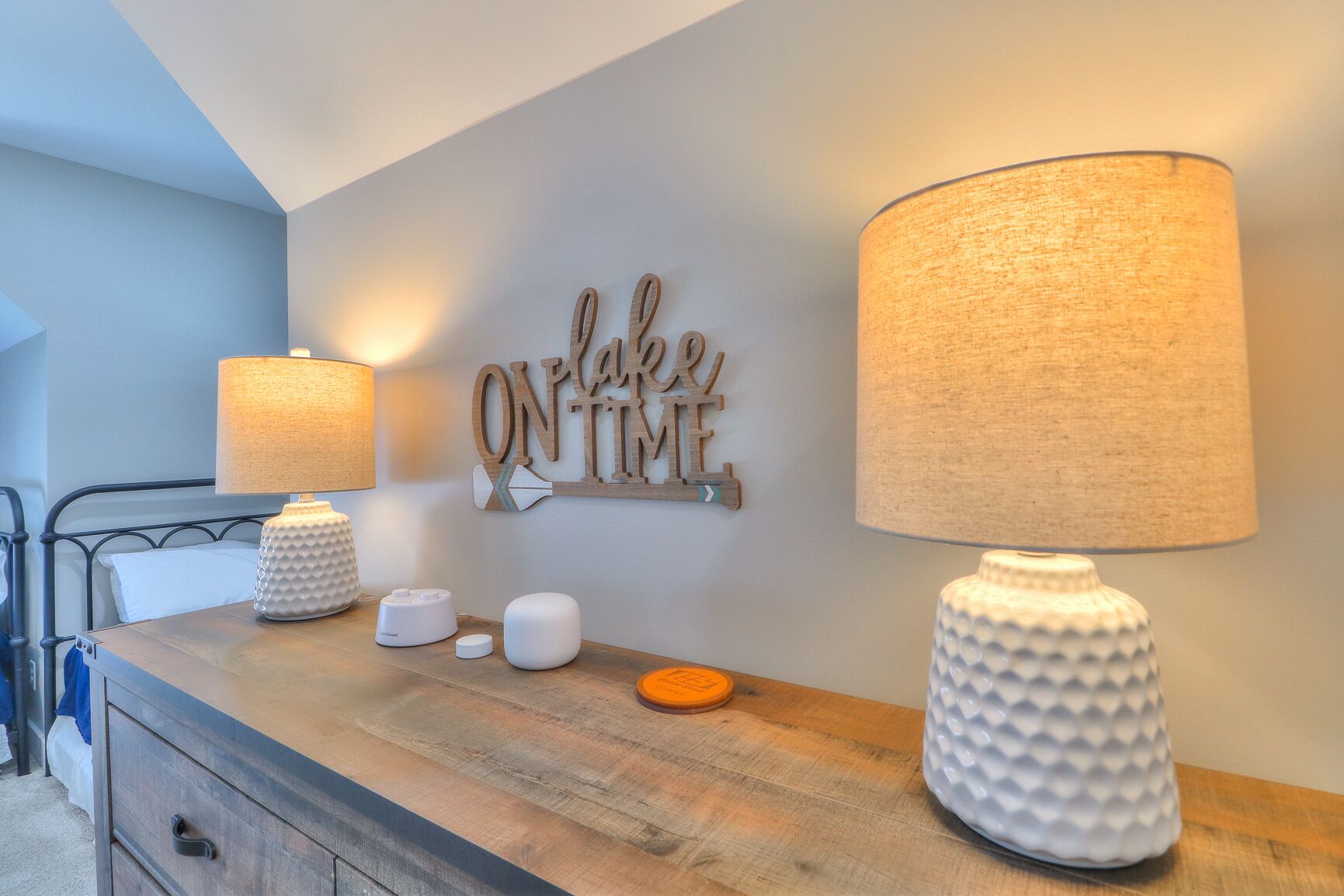 5 bedrooms, iron/ironing board, WiFi, bed sheets