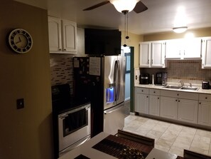 Geladeira, micro-ondas, fogão, cooktop