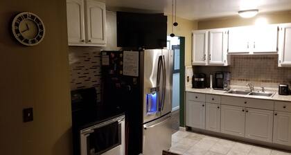 Cozy 6 bedroom home located 14 miles from Detroit Metro Airport.
