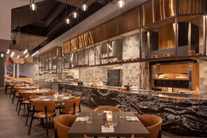 2 restaurantes; se sirven desayunos, almuerzos, cenas y cocina española 